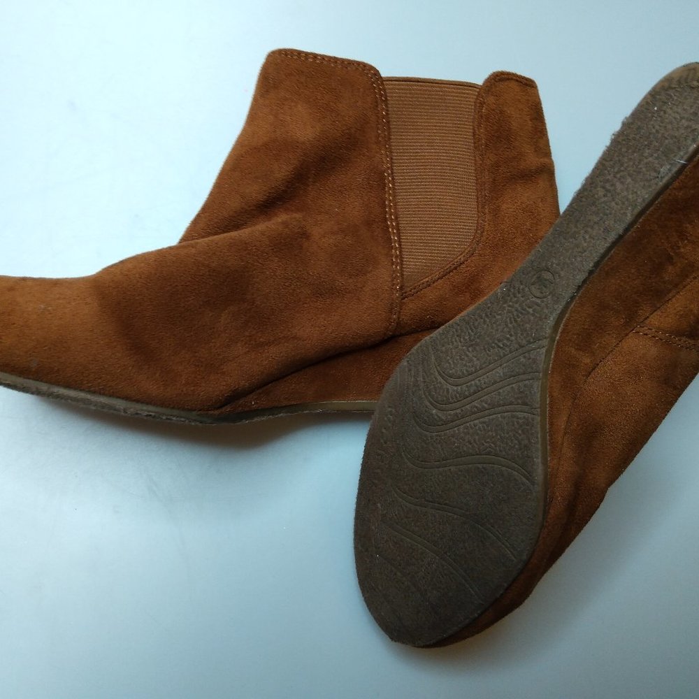 ARABELLA BROWN SUEDE HEELED BOOTIES - Picture 5 of 7